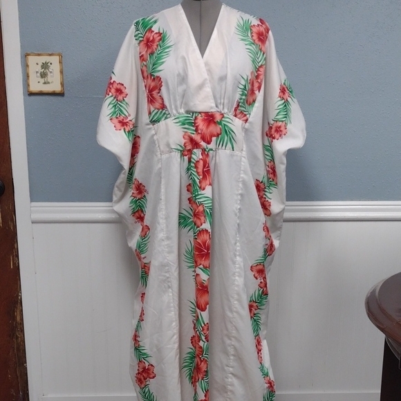 Creaciones Hawaii Tops - Vintage Floral Kimono Sleeve Tunic - White and Red,Plus